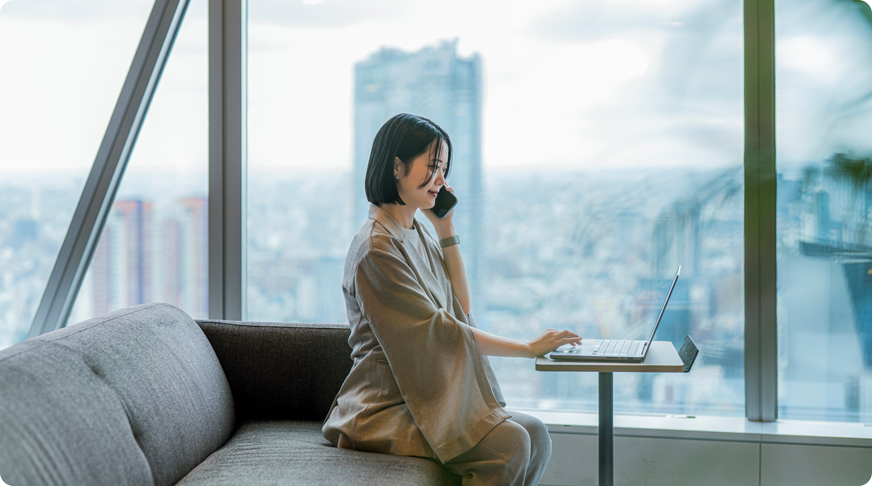 SpeeeCafeで談笑する社員
