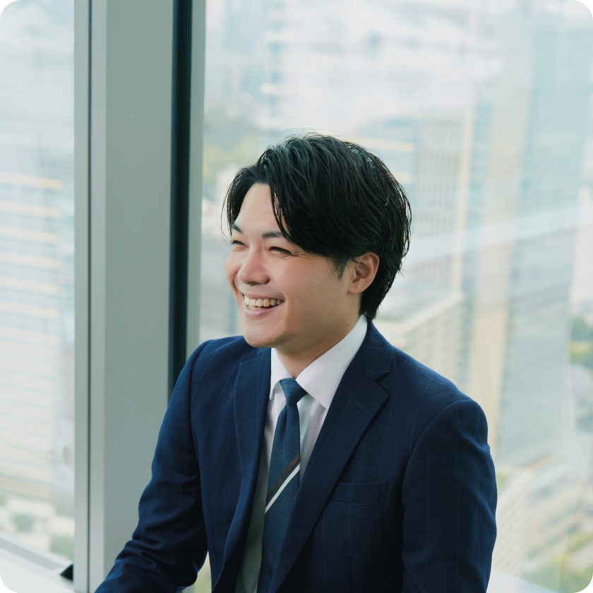 窓辺で電話をする男性