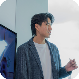 Speeeのロゴが映るスクリーンの前でプレゼンテーションする様子